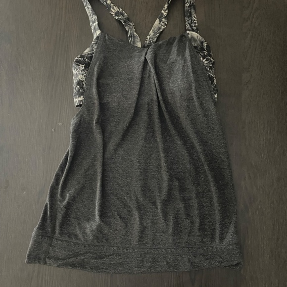 Lululemon tank top. Size 8. Built in bra, medium support. Loose hip - Picture 12 of 12